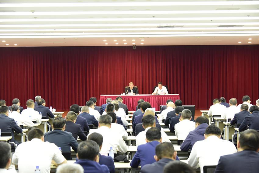 集團公司舉辦深入貫徹中央八項規定精神學習教育讀書班暨黨委理論學習中心組集體學習會.jpg